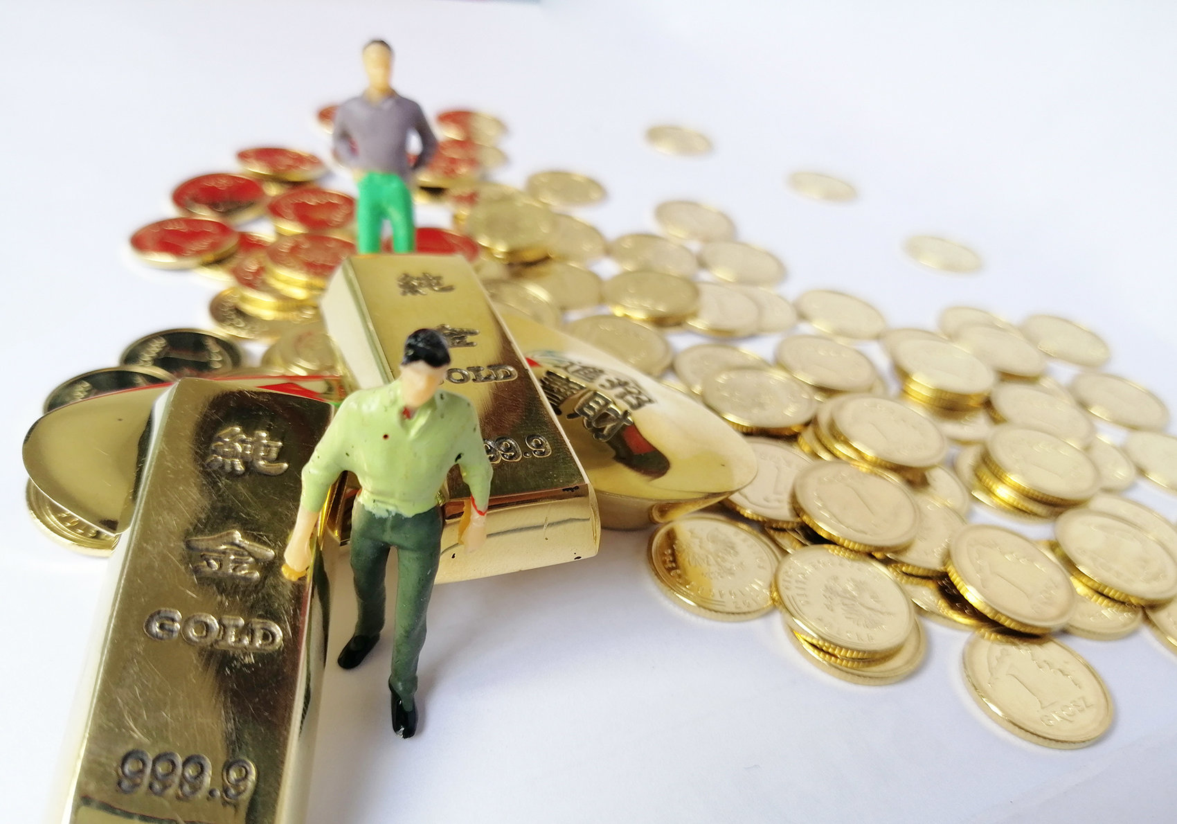 A股午评 | 沪指半日跌0.17% 大金融再冲锋 资源股集体走弱